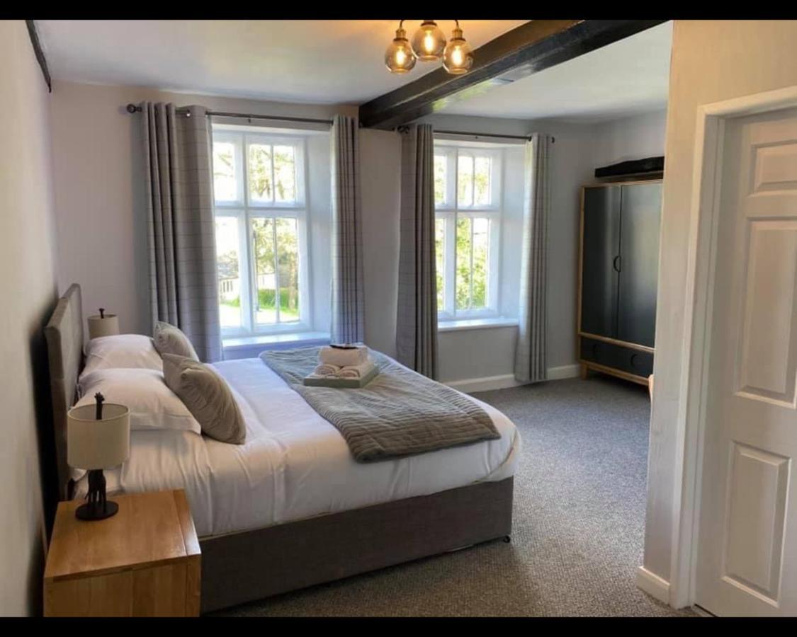 The Rose & Crown Farmhouse Kitchen Nympsfield Quarto foto
